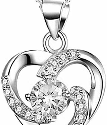 Collier en argent avec pendentif en forme de cœur en forme de cristal.